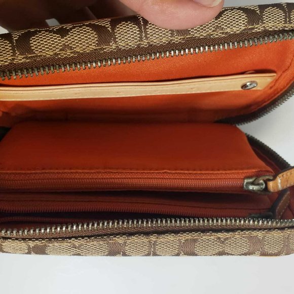 Coach Signature Wallet - Picture 4 of 7